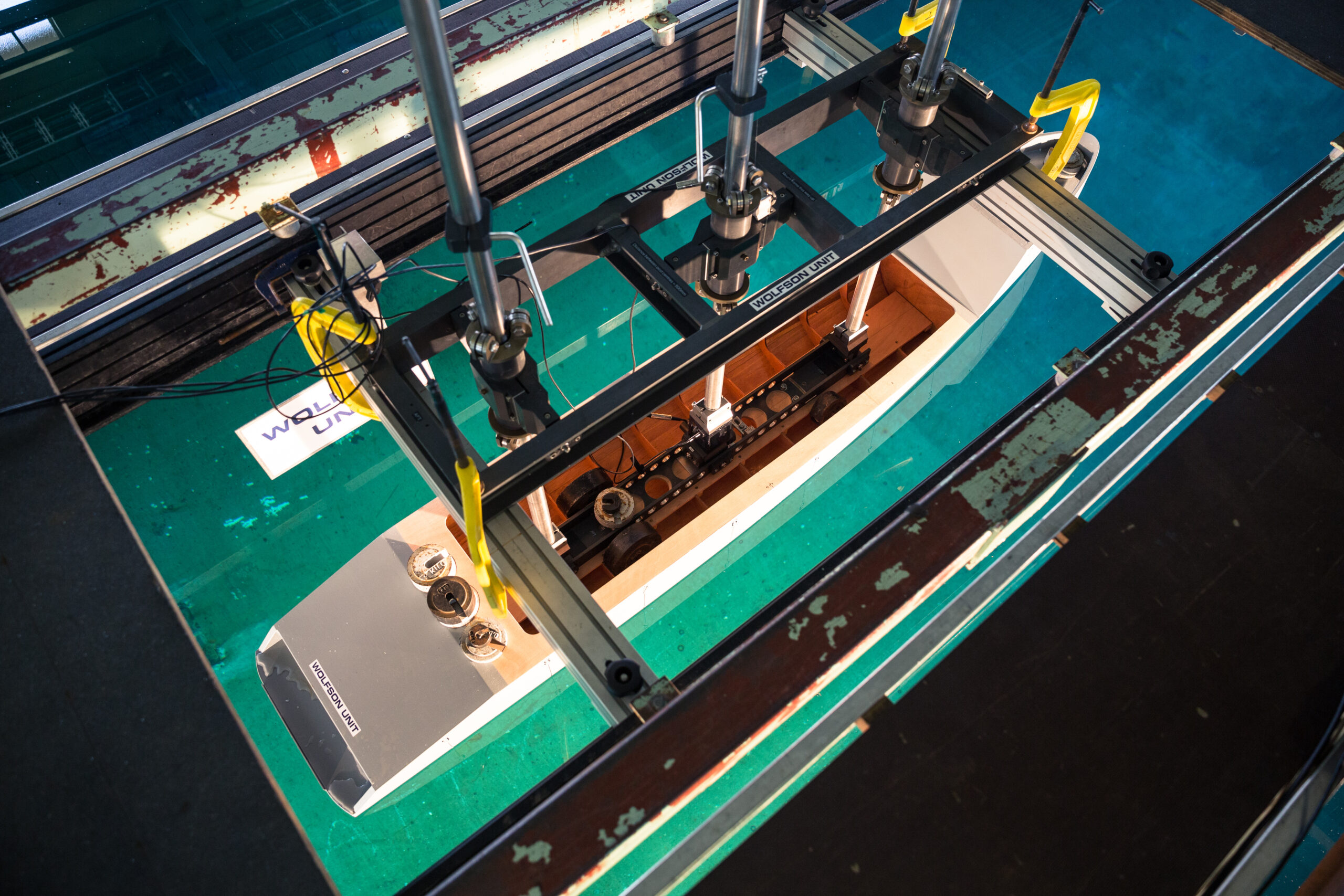 Towing tank model with 3 post dynomometer